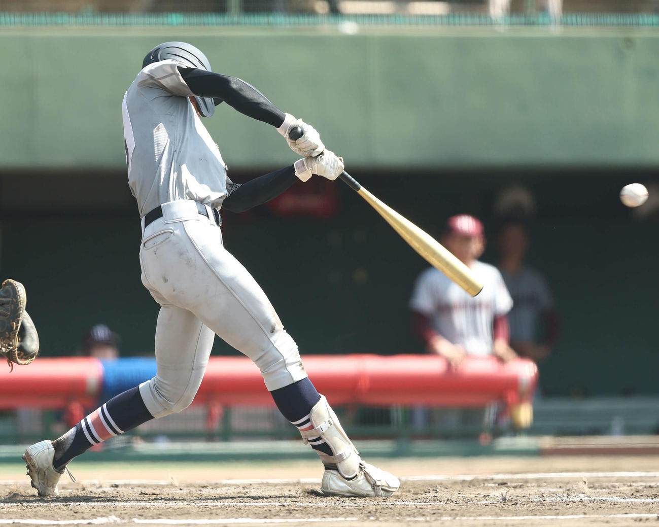 明星対八王子　3回裏八王子1死、左前打を放つ新井（撮影・河田真司）
