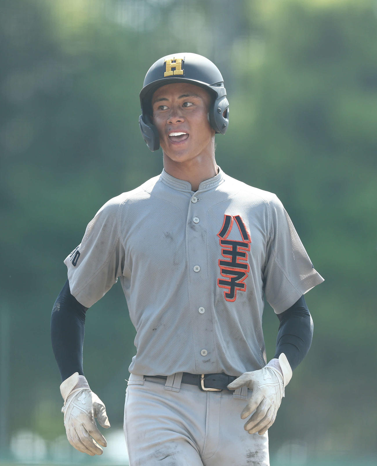 明星対八王子　3回裏八王子1死、左前打を放ち出塁する新井（撮影・河田真司）