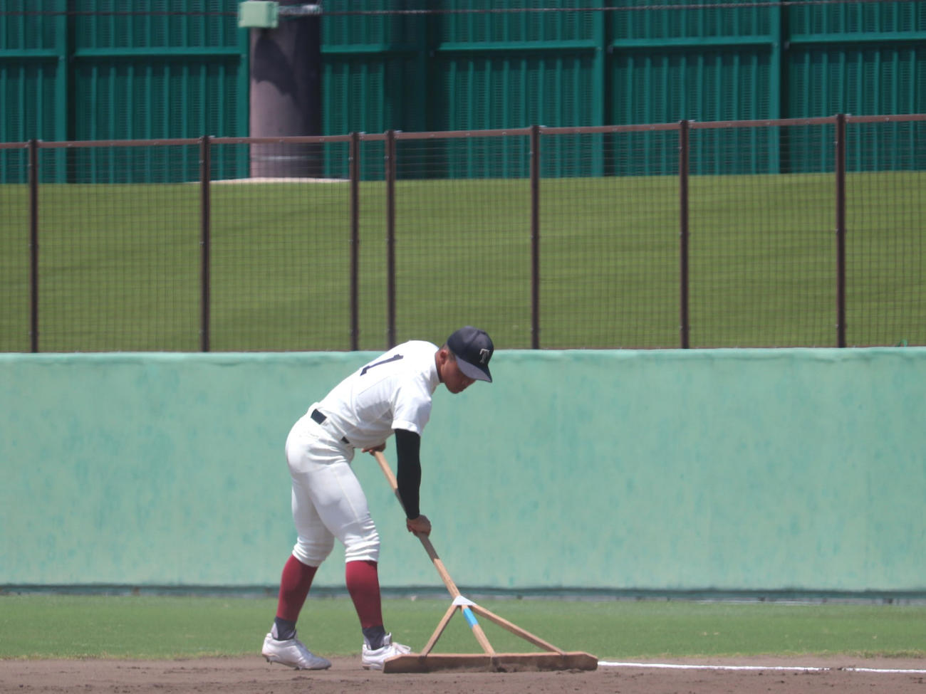 大阪大会5回戦　高石対大阪桐蔭　5回終了後、グラウンド整備にいそしむ、大阪桐蔭エースで主将・中野（撮影・中島麗）