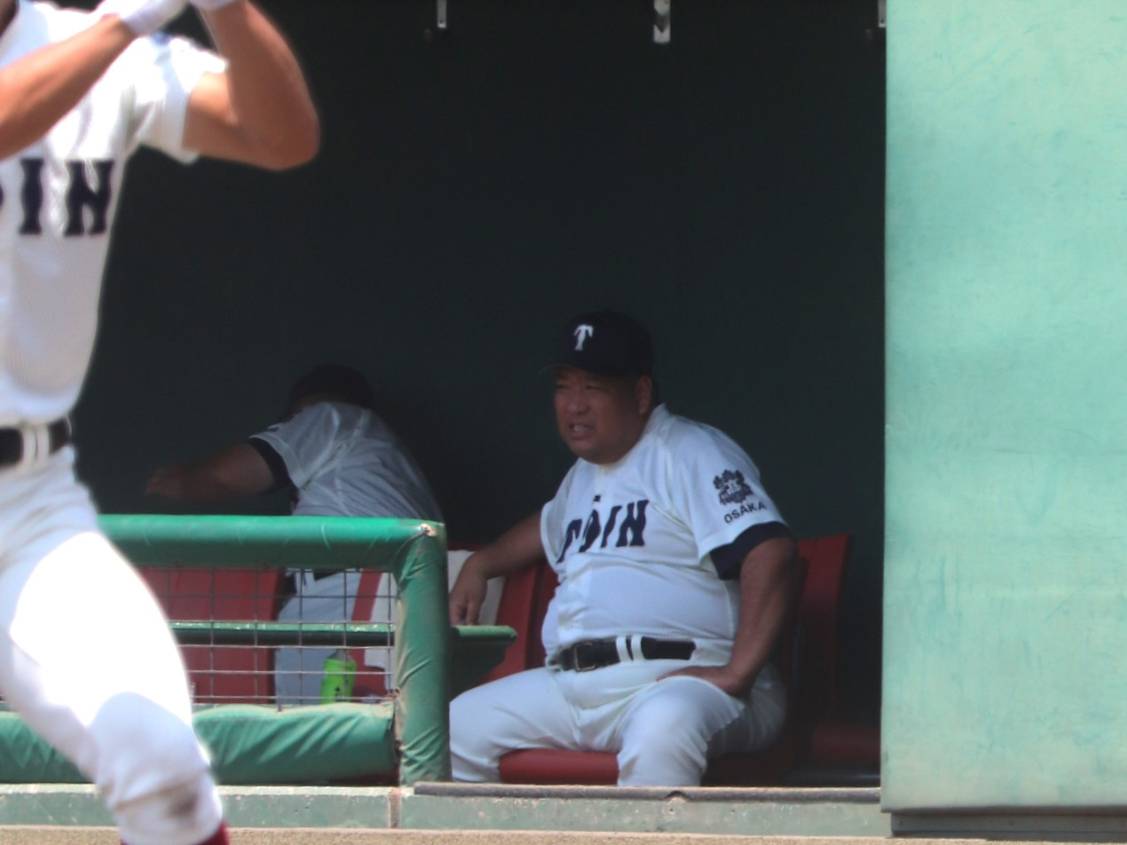 大阪大会5回戦　高石対大阪桐蔭　ベンチで戦況を見つめる、大阪桐蔭・西谷監督（撮影・中島麗）