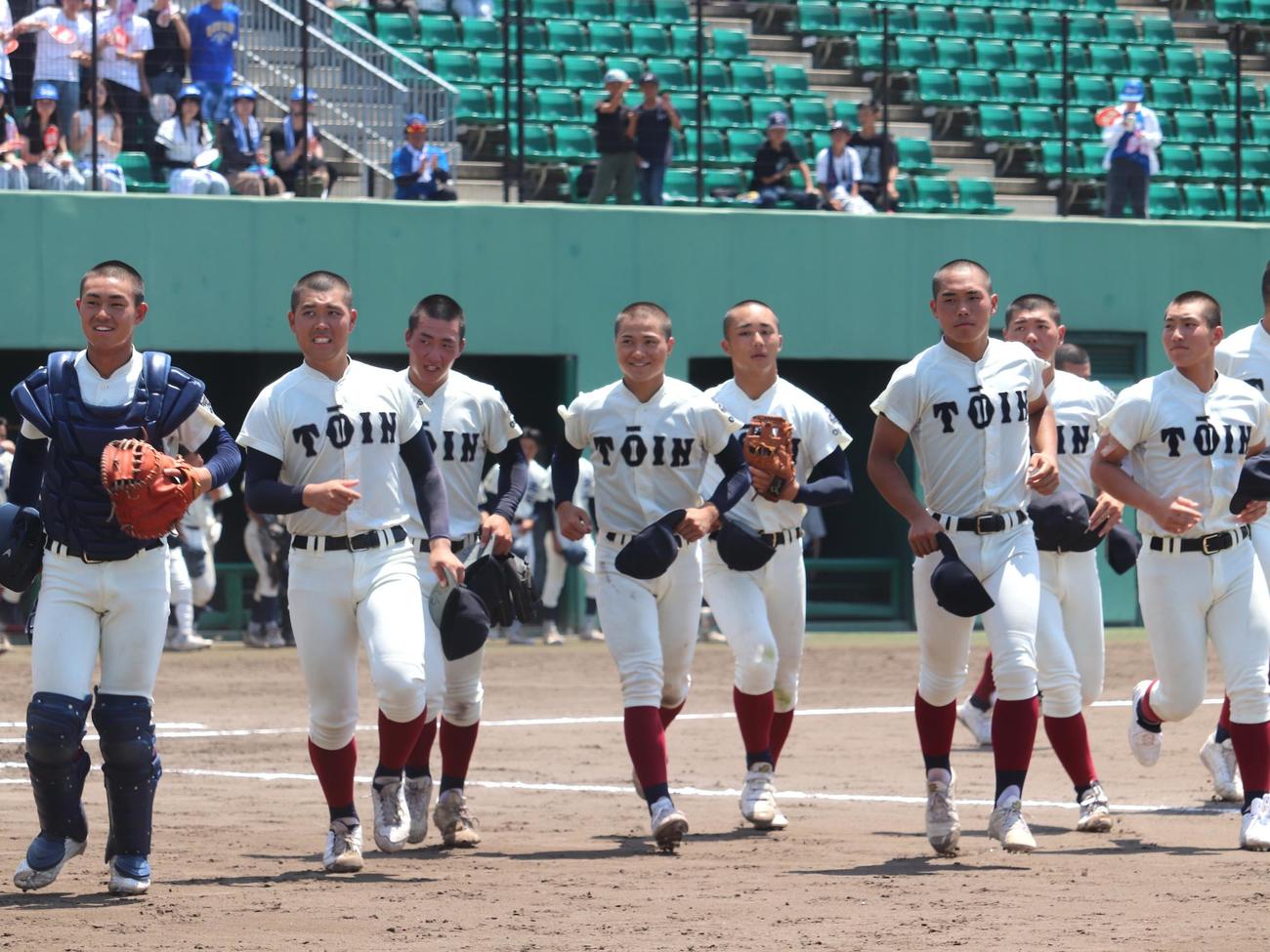 大阪大会5回戦　高石対大阪桐蔭　勝利し、校歌を歌い終えて応援席の前に向かう、大阪桐蔭ナイン（撮影・中島麗）
