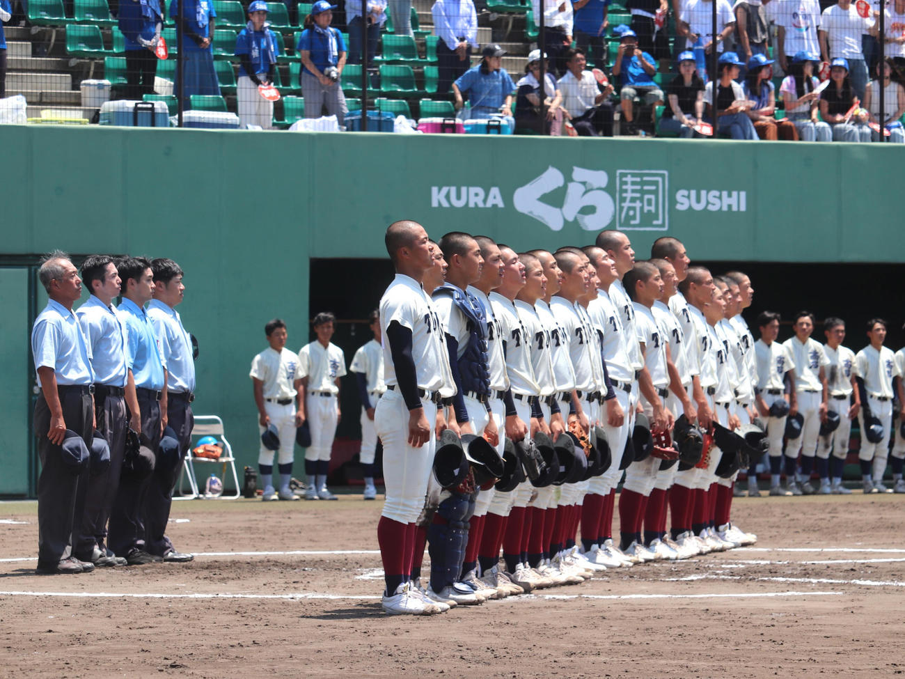 大阪大会5回戦　高石対大阪桐蔭　勝利し、校歌を斉唱する大阪桐蔭ナイン（撮影・中島麗）