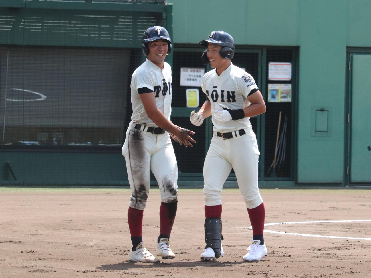 大阪大会5回戦　高石対大阪桐蔭　1回裏無死二塁で右越え2点本塁打を放った、大阪桐蔭の背番号7・須貝（写真右）（撮影・中島麗）