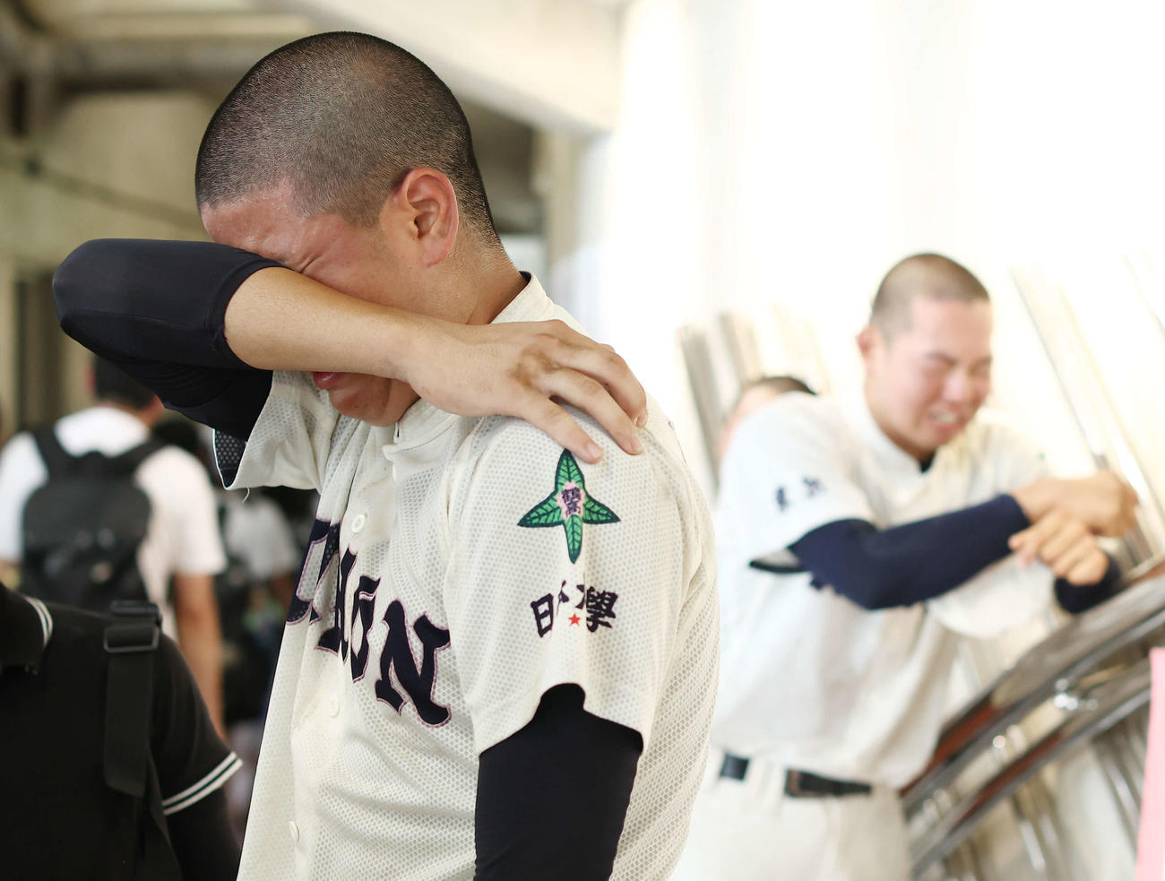 国士舘対日大鶴ケ丘　試合後、目に涙を浮かべながら記者の質問に答える日大鶴ケ丘・住（撮影・河田真司）