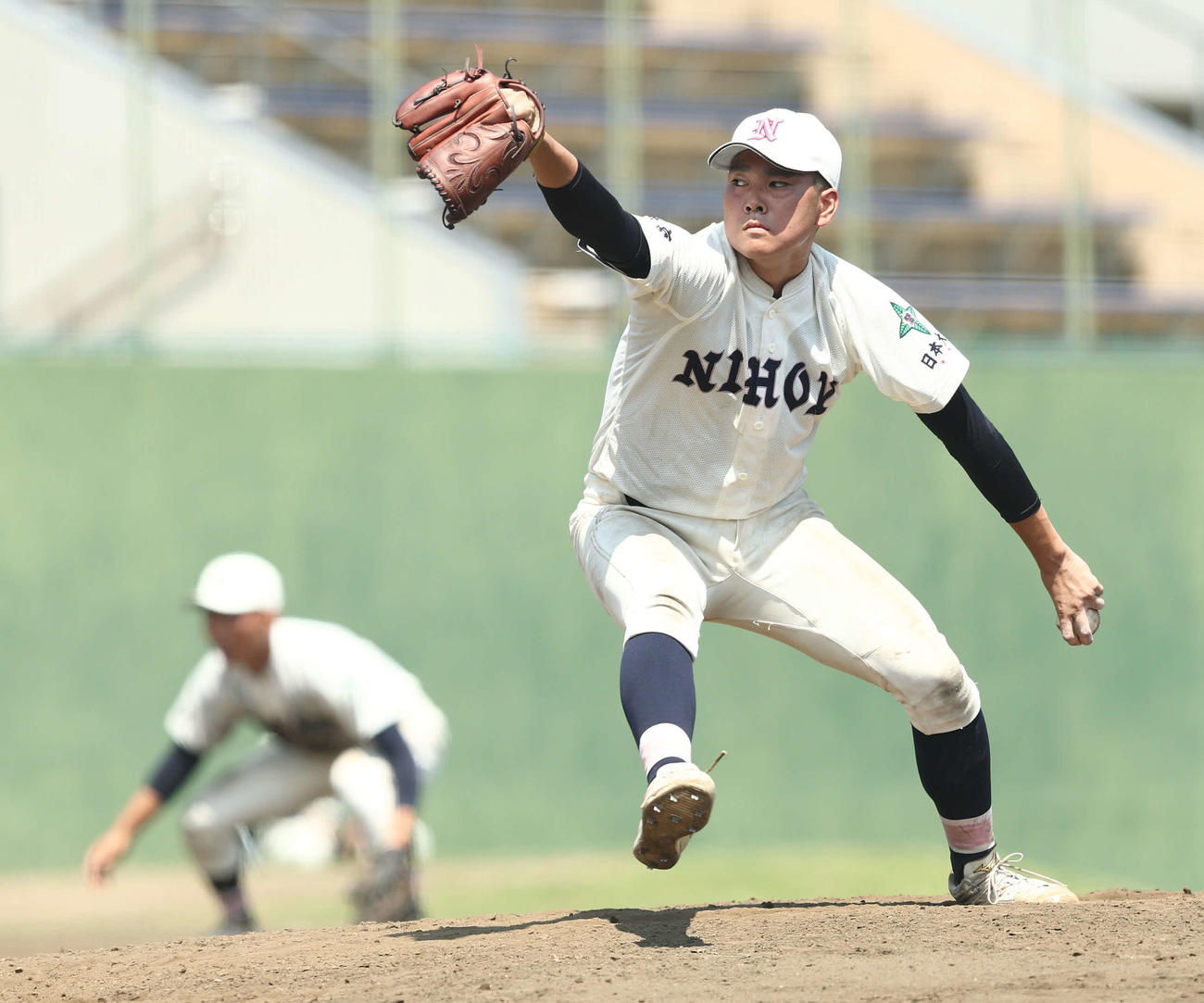 国士舘対日大鶴ケ丘　8回表、力投する日大鶴ケ丘・住（撮影・河田真司）