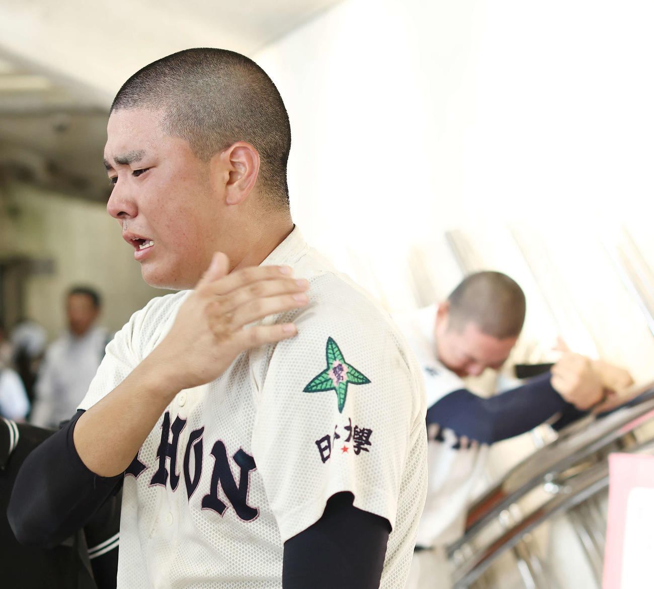 国士舘対日大鶴ケ丘　試合後、目に涙を浮かべながら記者の質問に答える日大鶴ケ丘・住（撮影・河田真司）