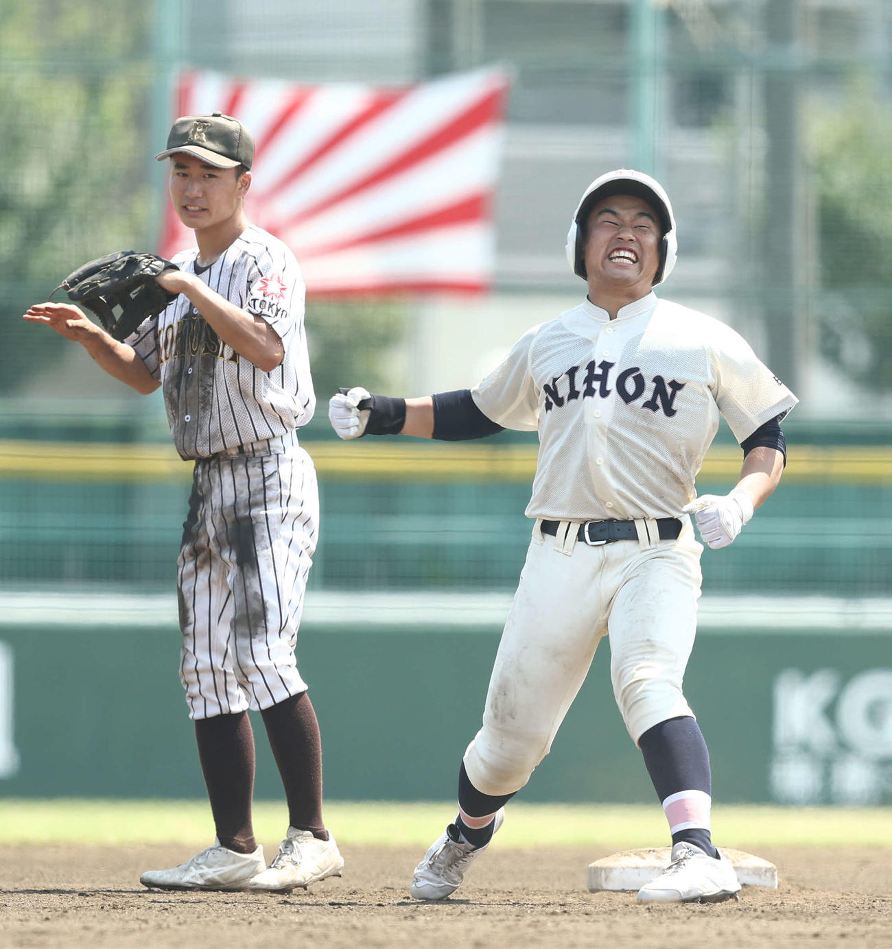 国士舘対日大鶴ケ丘　6回裏日大鶴ケ丘2死二、三塁、2点適時二塁打を放ち出塁する大坪（撮影・河田真司）