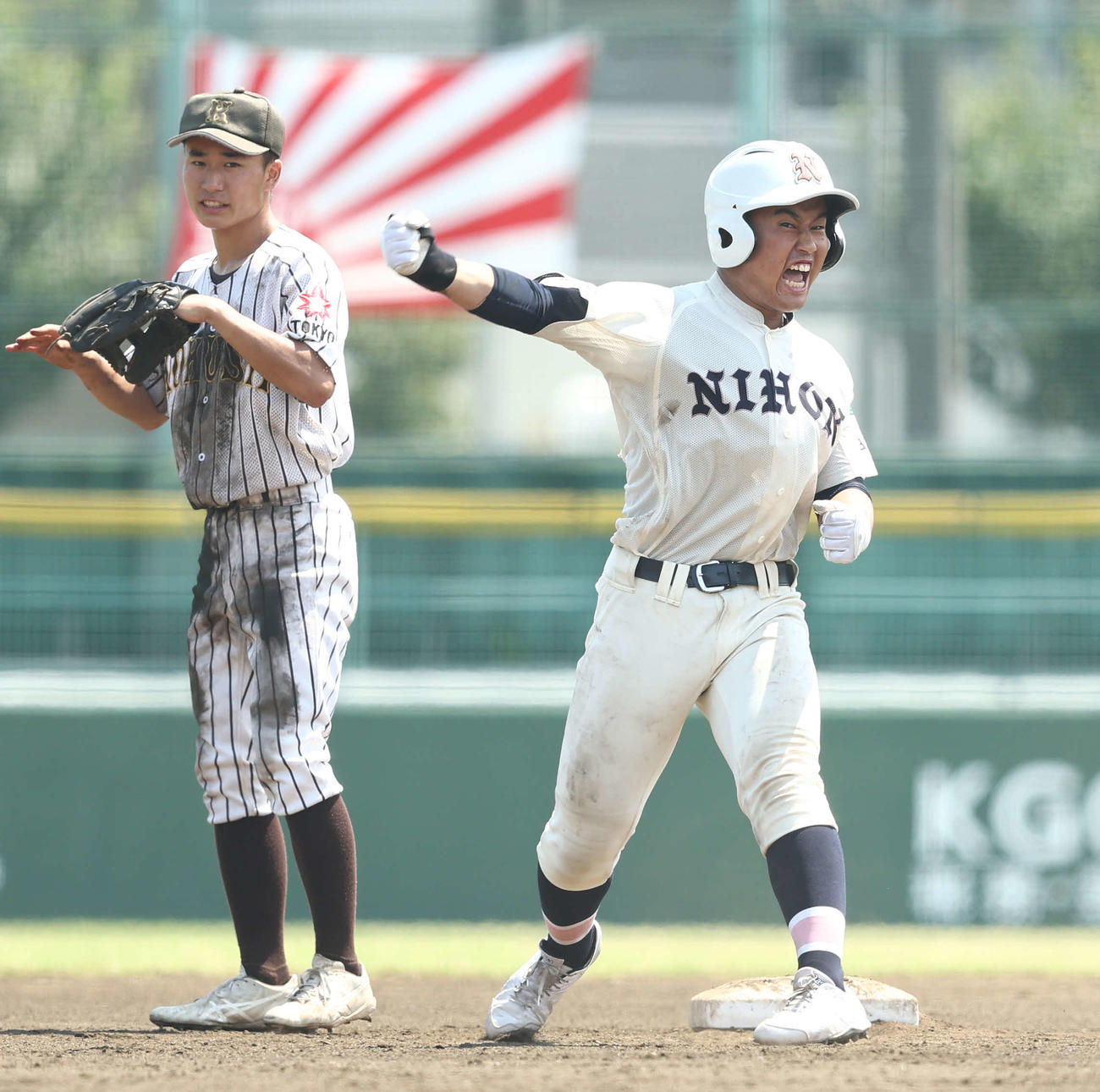 国士舘対日大鶴ケ丘　6回裏日大鶴ケ丘2死二、三塁、2点適時二塁打を放ち出塁する大坪（撮影・河田真司）