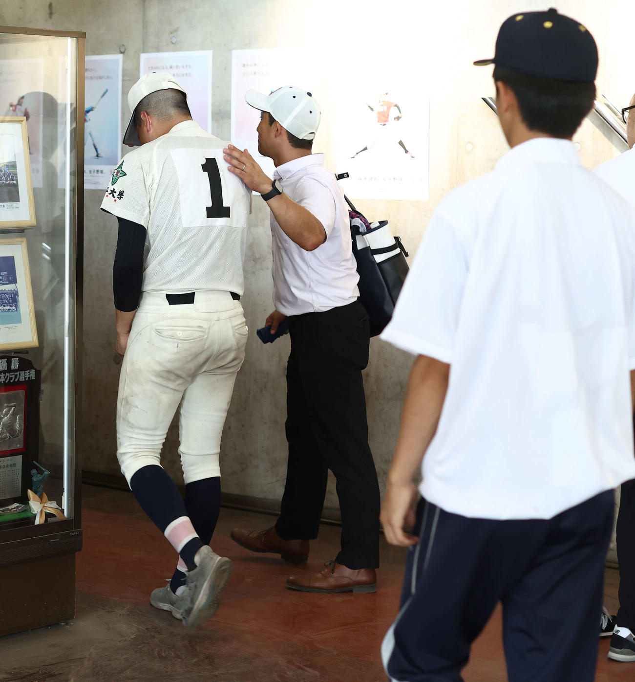 国士舘対日大鶴ケ丘　肩を落としながら引き揚げる日大鶴ケ丘・住（撮影・河田真司）