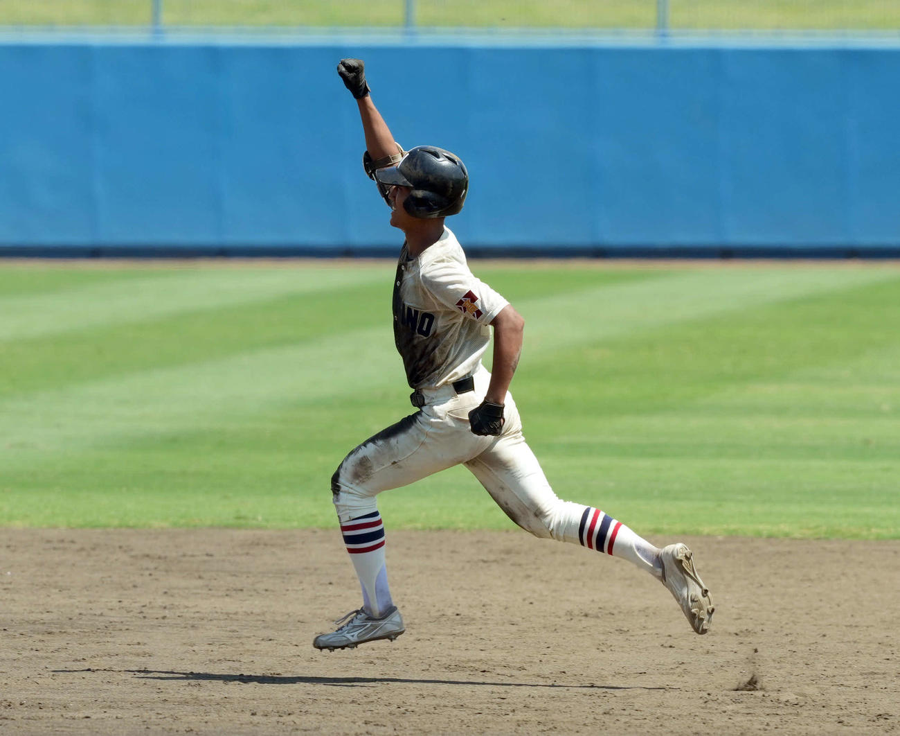 成田対習志野　5回裏習志野2死一塁、右越えに2点本塁打を放ちこぶしを突き上げる小田川（撮影・たえ見朱実）