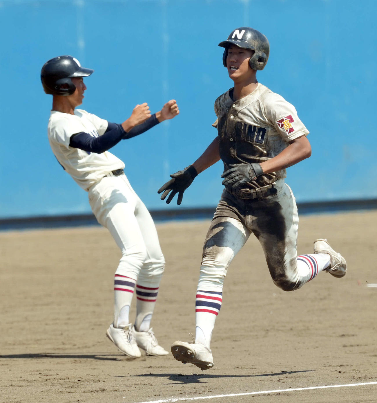 成田対習志野　5回裏習志野2死一塁、右越えに2点本塁打を放った小田川（撮影・たえ見朱実）