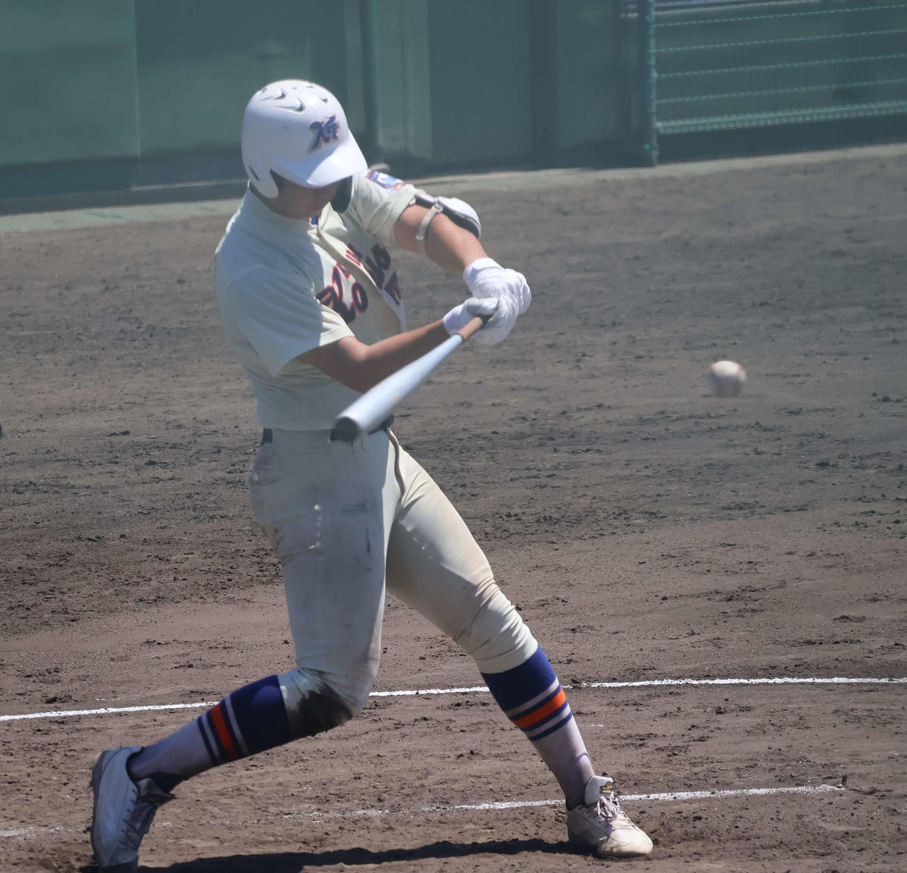 高校野球兵庫大会5回戦　神戸国際大付対滝川二　5回裏二死から中前打を放つ神戸国際大付・中井（撮影・佐藤奨真）