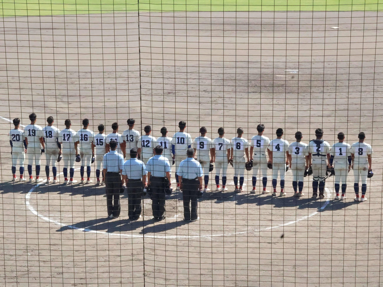 伊香対綾羽　勝利し、校歌斉唱する綾羽ナイン（撮影・溝淵千夏）