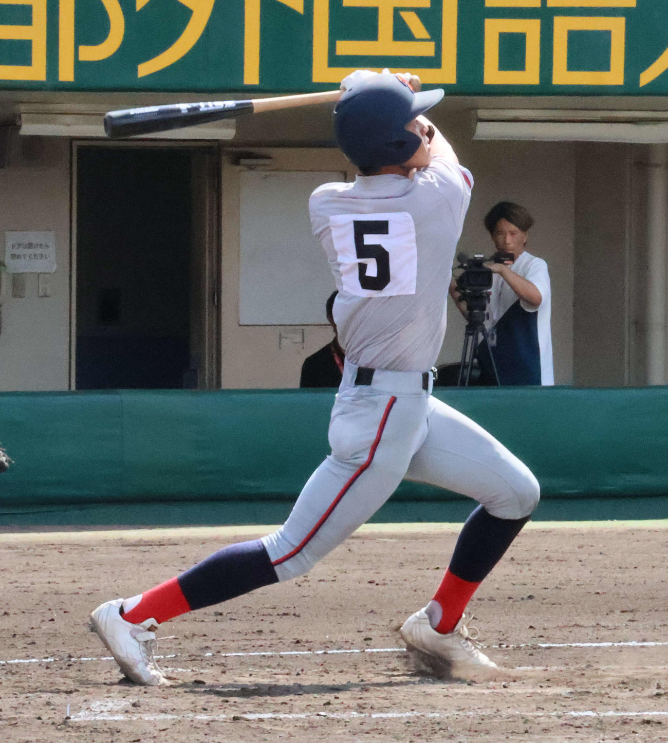 北嵯峨対京都国際　2回裏2死一、二塁、京都国際・清水詩太は中適時打を放つ（撮影・大西真生）