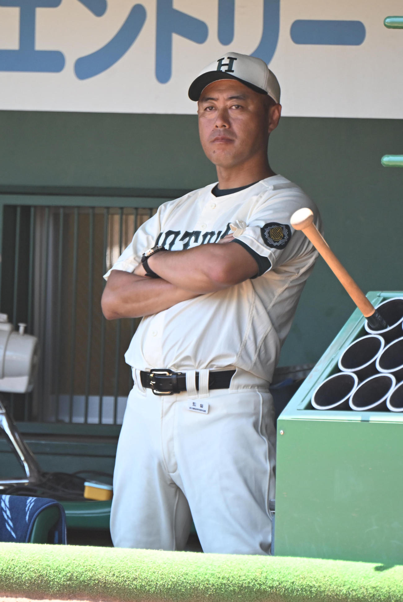 夢野台対報徳学園　ベンチから指揮を執る報徳学園・大角監督（撮影・和賀正仁）