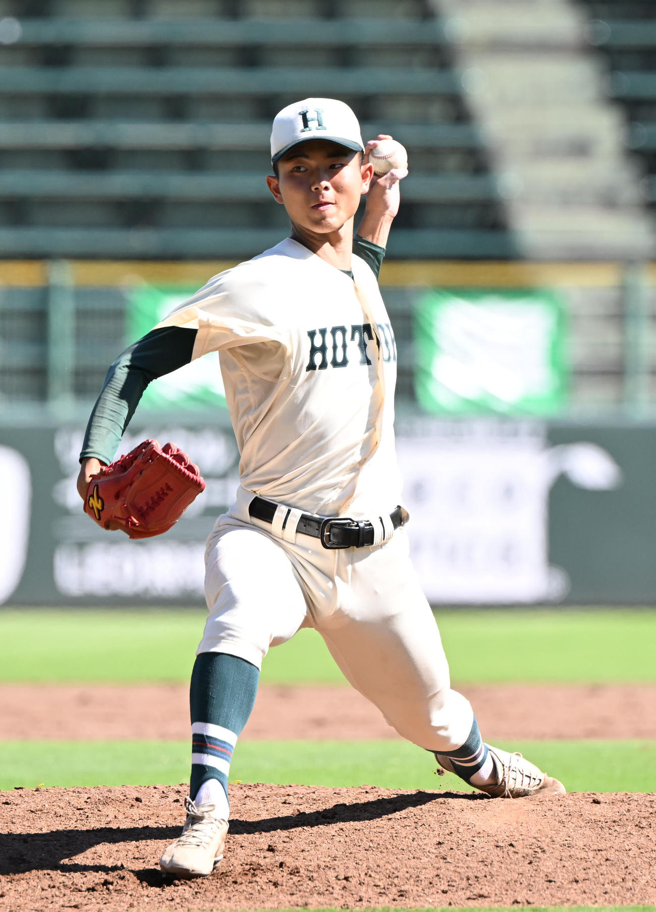 夢野台対報徳学園　9回に3番手で登板し、3者三振に打ち取る報徳学園・岡田（撮影・和賀正仁）