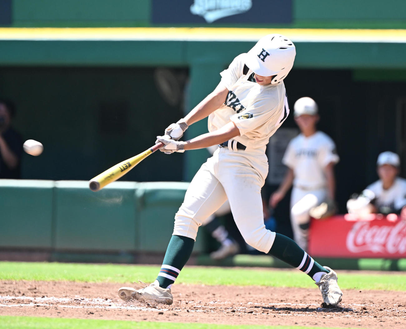 夢野台対報徳学園　2回裏報徳学園2死一、二塁、右越え適時三塁打を放つ中谷（撮影・和賀正仁）