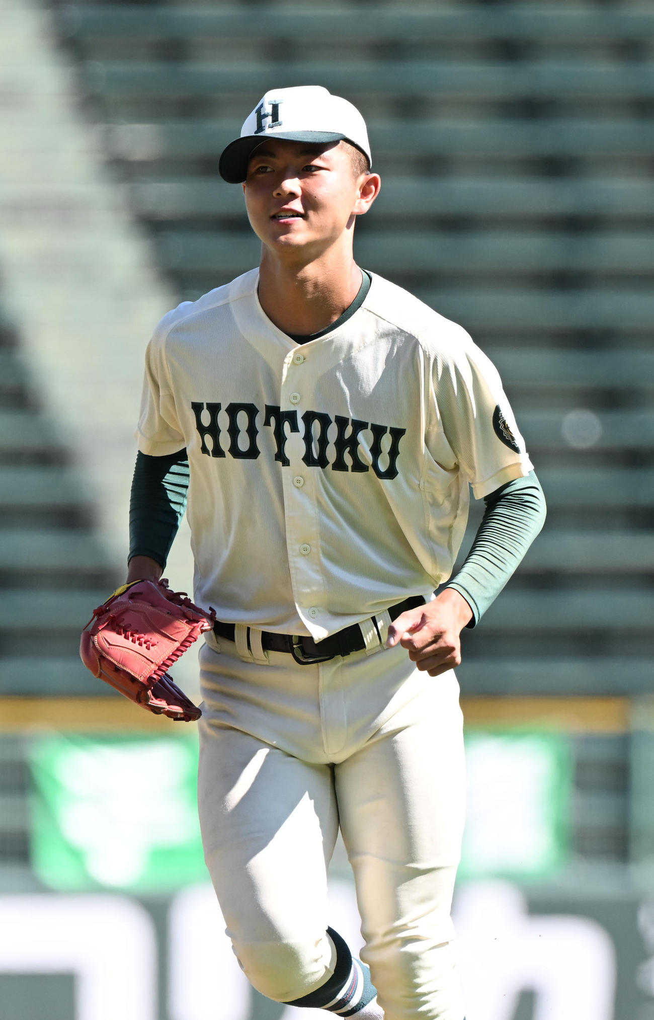 夢野台対報徳学園　9回に3番手で登板し、3者三振に打ち取った報徳学園・岡田（撮影・和賀正仁）