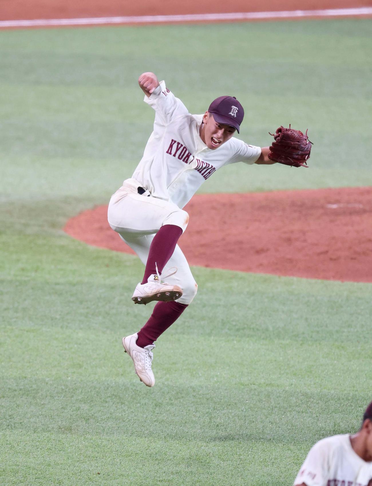 白樺学園対旭川志峯　完投勝利で優勝を決め飛び上がって喜ぶ旭川志峯の河合（撮影・黒川智章）
