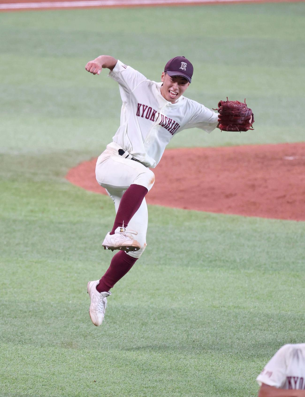 白樺学園対旭川志峯　完投勝利で優勝を決め飛び上がって喜ぶ旭川志峯の河合（撮影・黒川智章）