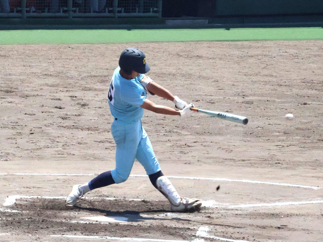 立命館守山対近江　6回裏近江2死一、二塁　杉浦憂志朗が左翼へ2点適時打を放つ。（撮影・溝淵千夏）
