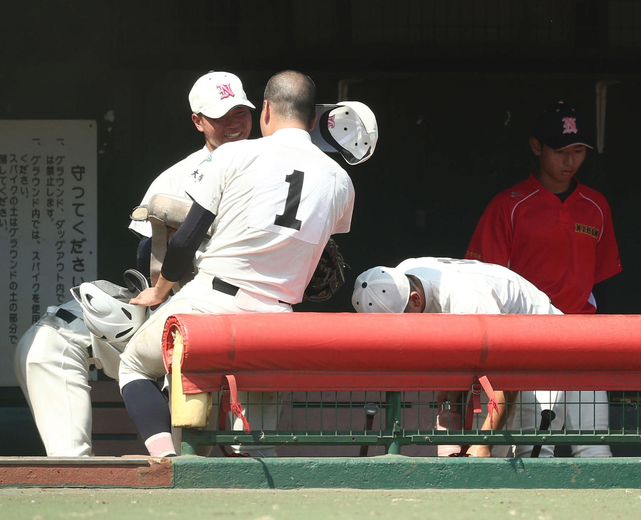 国士舘対日大鶴ケ丘　試合後、ベンチで住（手前）と言葉を交わす日大鶴ケ丘・小林（撮影・河田真司）