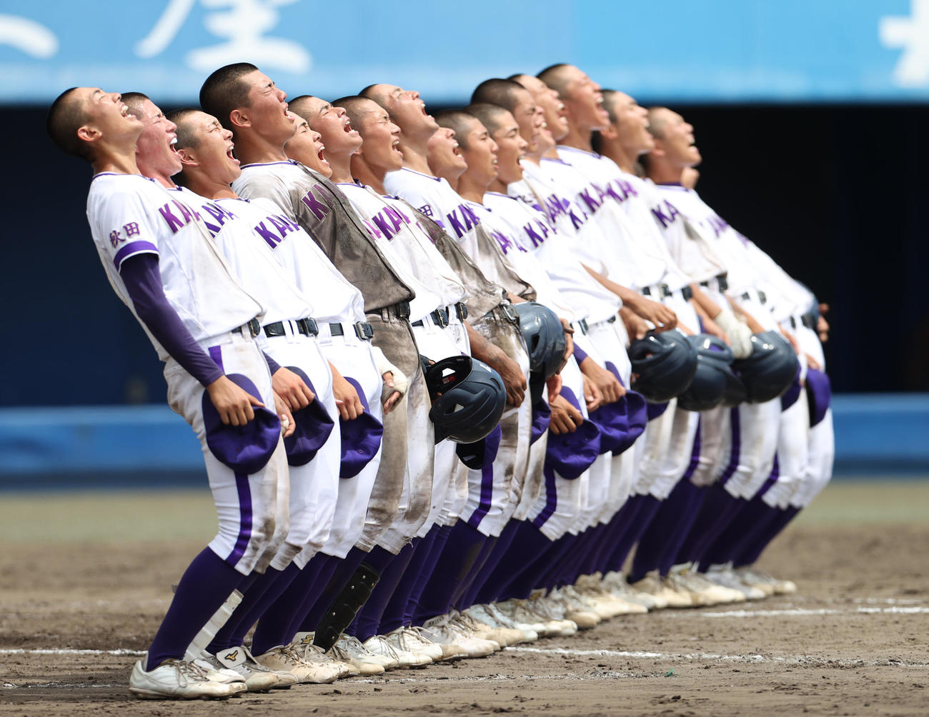 甲子園出場を決め全力で校歌を歌う金足農ナイン（撮影・水谷安孝）