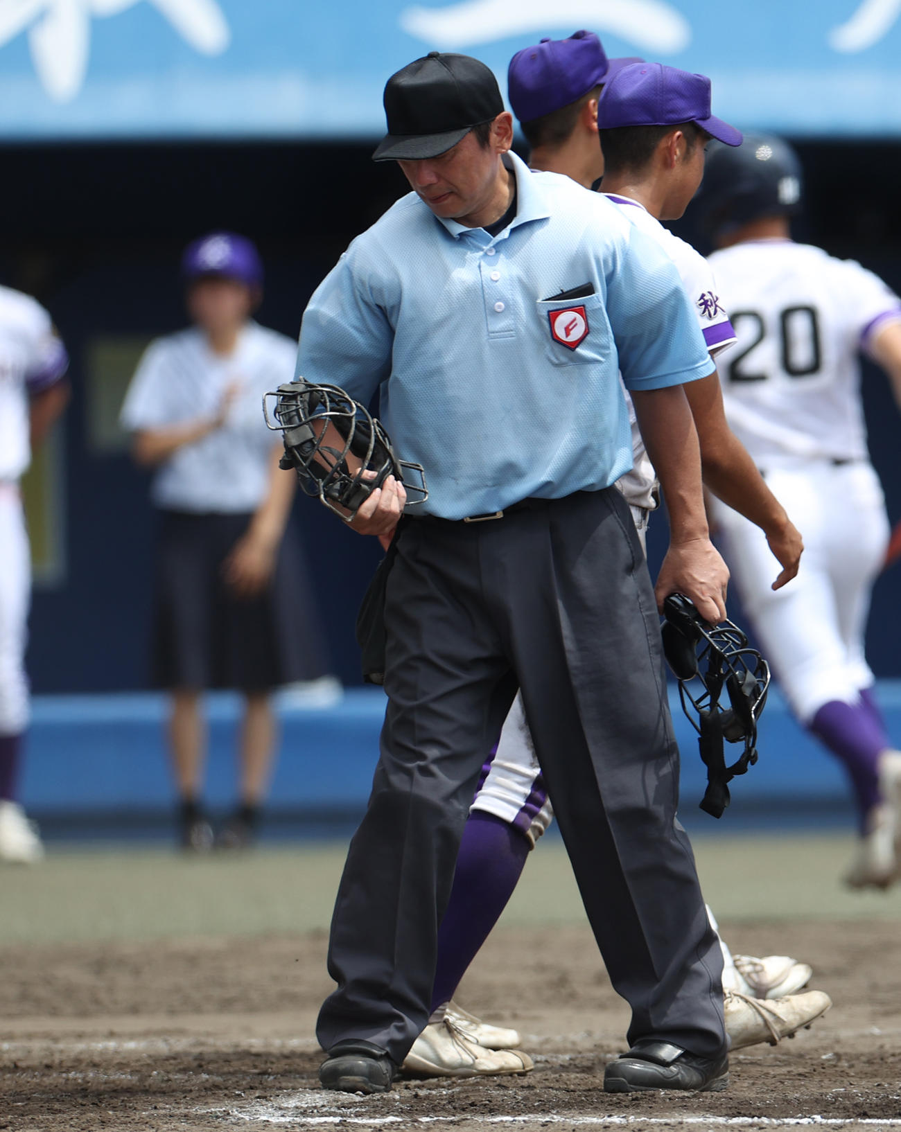 鹿角対金足農　サヨナラの喜びで踏まれてしまったマスクを見詰める球審（撮影・水谷安孝）＝2025年7年22日