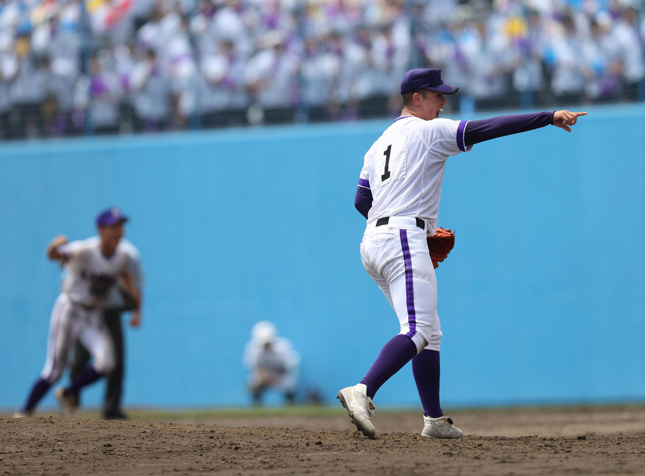 鹿角対金足農　9回表鹿角2死、館洞から三振を奪い指さす吉田（撮影・水谷安孝）＝2025年7年22日