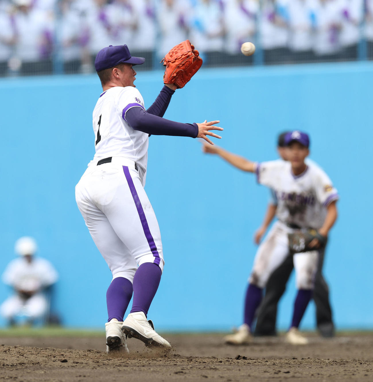 鹿角対金足農5回表鹿角1死一塁、阿部領平の投ゴロに飛びつく吉田（撮影・水谷安孝）＝2025年7年22日