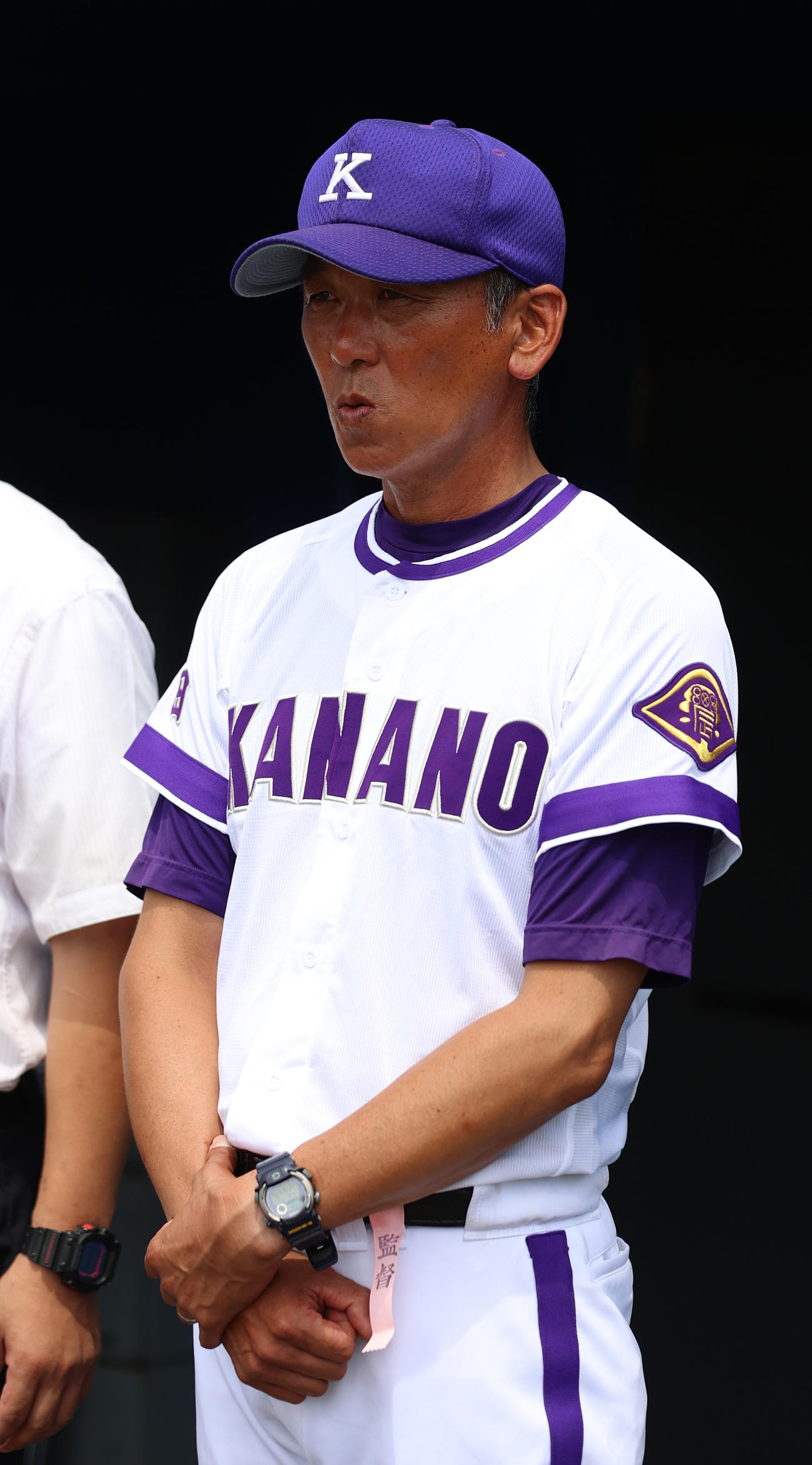 鹿角対金足農　表彰式を見詰める金足農・中泉監督（撮影・水谷安孝）