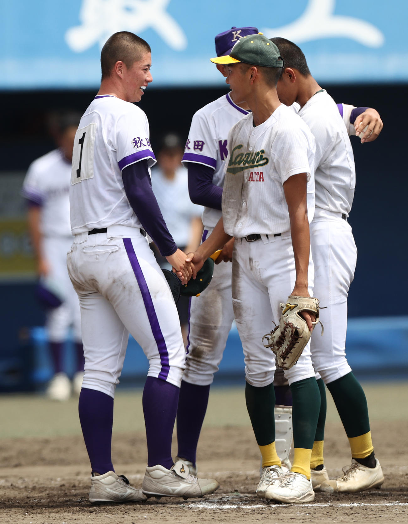 鹿角対金足農　試合を終え鹿角・豊田と握手を交わす吉田（左）（撮影・水谷安孝）