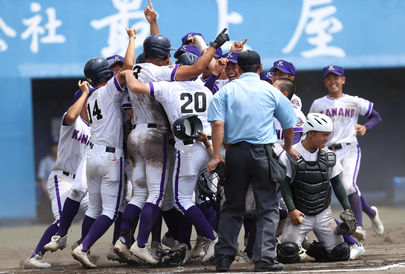 鹿角対金足農　甲子園出場を決め喜ぶ金足農ナイン（撮影・水谷安孝）
