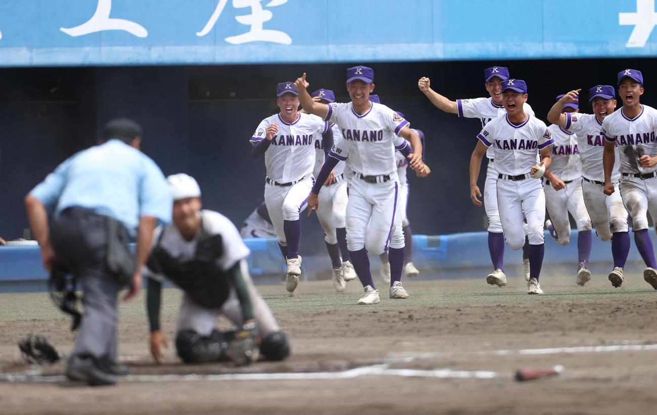 甲子園出場を決めベンチを飛び出す吉田（左端）ら金足農ナイン（撮影・水谷安孝）