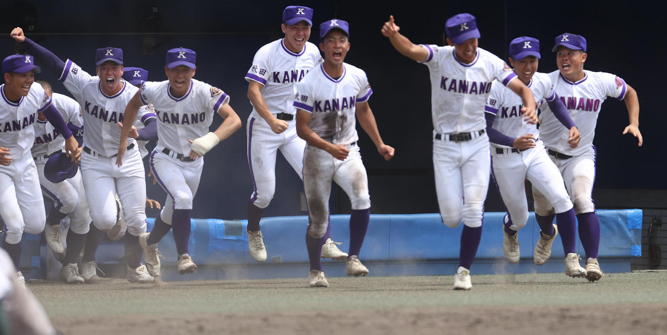 甲子園出場を決めベンチを飛び出す吉田（左から2人目）ら金足農ナイン（撮影・水谷安孝）