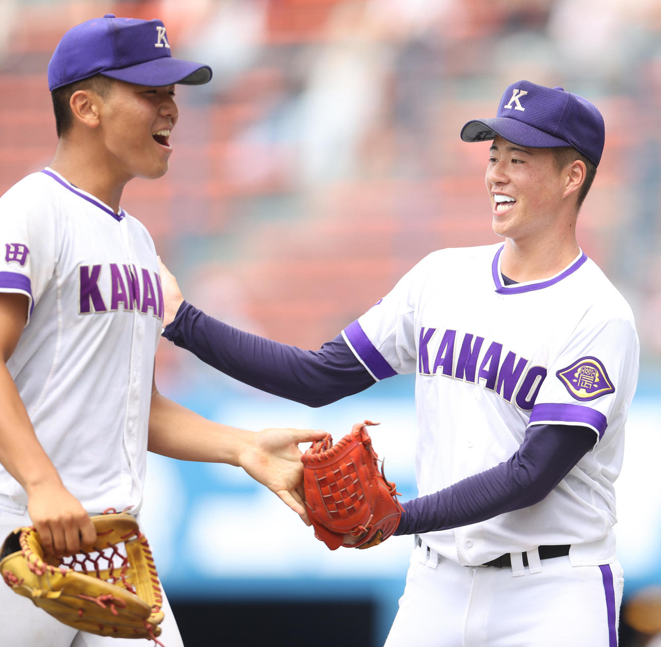 鹿角対金足農　4回表鹿角2死一、三塁、ピンチを乗り越え笑顔を見せる吉田（右）（撮影・水谷安孝）＝2025年7年22日