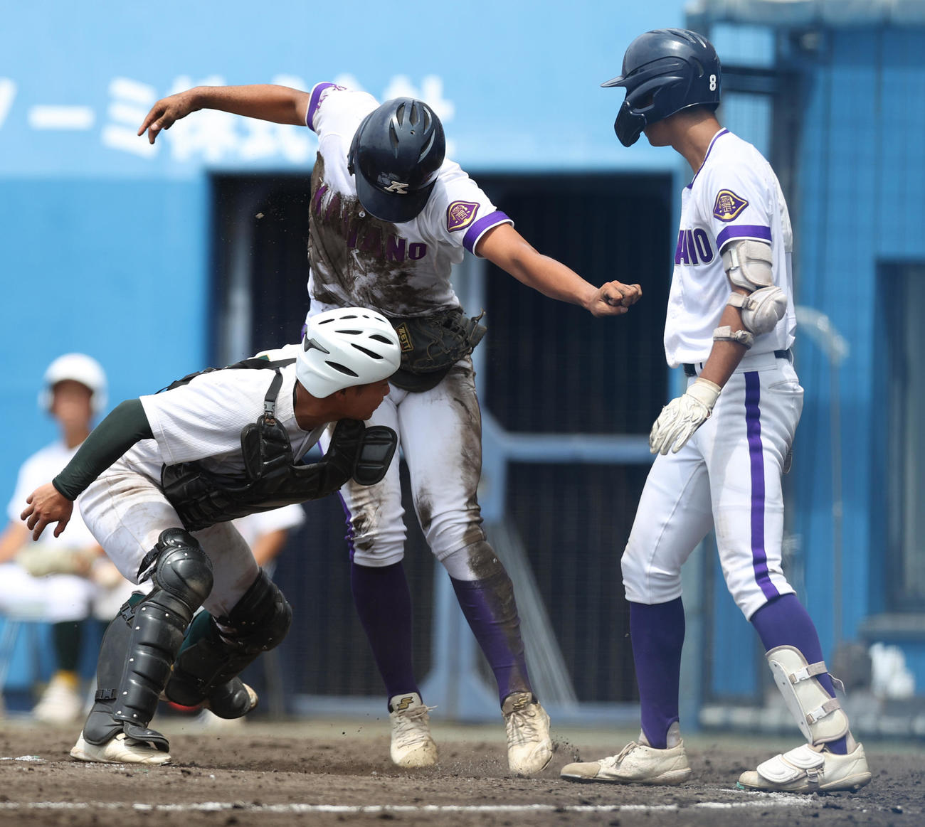 鹿角対金足農　4回裏金足農1死満塁、吉田の中飛でタッチアップするもアウトになる薮田。捕手阿部（撮影・水谷安孝）