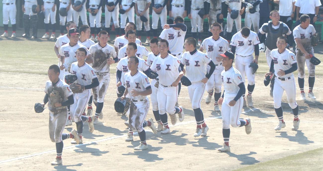 福岡工対福島　4強入りを決めた福岡工ナイン（撮影・佐藤究）