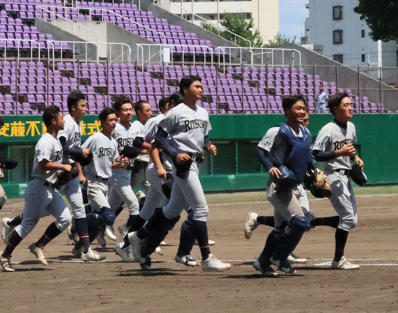 試合後、スタンドに駆け寄る選手たち（撮影・大西真生）