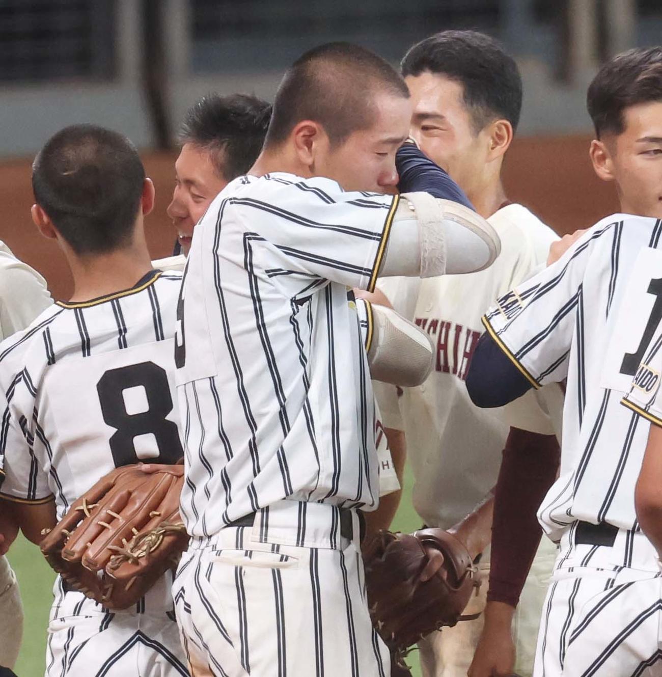 白樺学園対旭川志峯　試合後、涙する白樺学園・冨沢（撮影・黒川智章）