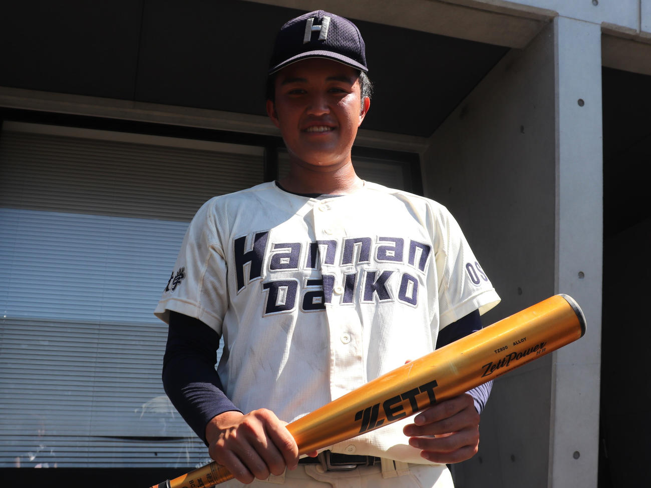 大阪大会5回戦　近大付対阪南大高　9回2死二、三塁でサヨナラの左前適時二塁打を放ったバットを手に持つ、阪南大高の代打・中嶋（撮影・中島麗）