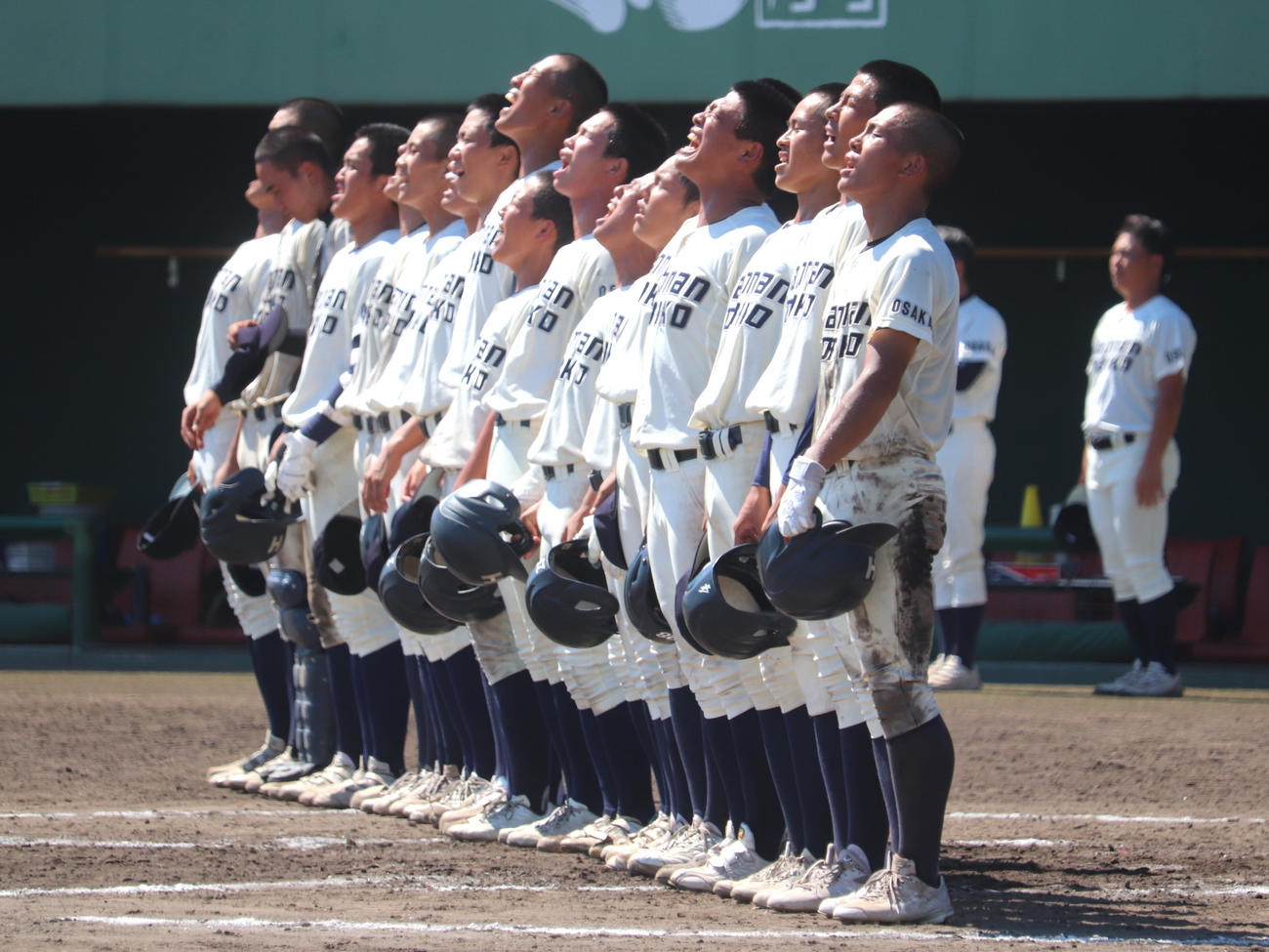 大阪大会5回戦　近大付対阪南大高　サヨナラ勝ちで大声で校歌を斉唱する、阪南大高ナイン（撮影・中島麗）