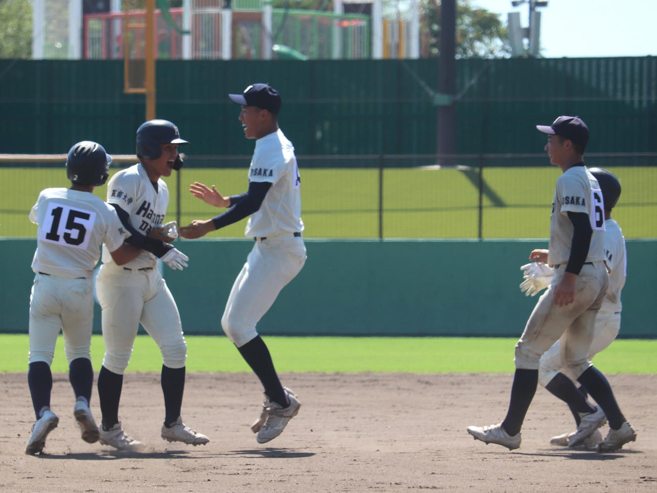 大阪大会5回戦　近大付対阪南大高　9回2死二、三塁でサヨナラの左前適時二塁打を放つと、ナインと喜んだ、阪南大高の代打・中嶋（左から2人目）（撮影・中島麗）