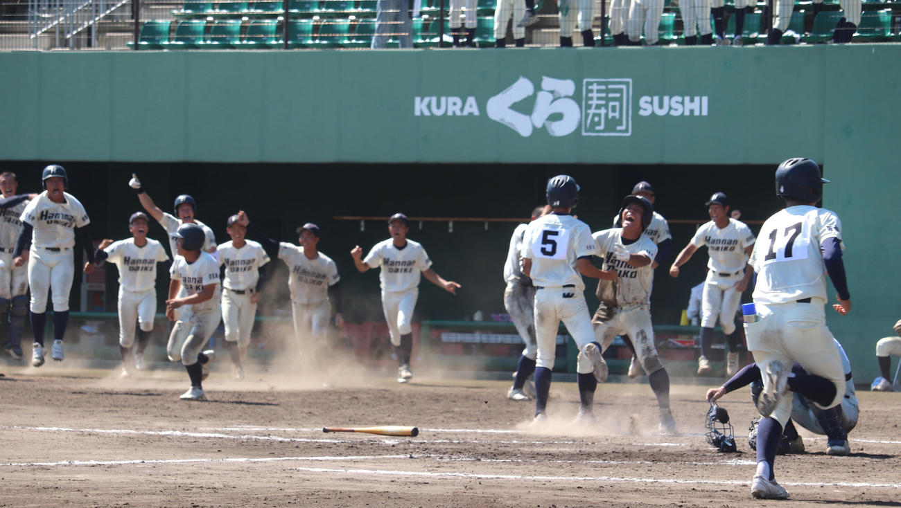 大阪大会5回戦　近大付対阪南大高　9回2死二、三塁で阪南大高の代打・中嶋海吏内野手（3年）サヨナラの左前適時二塁打を放ち、大喜びでベンチを飛び出したチームメートたち（撮影・中島麗）