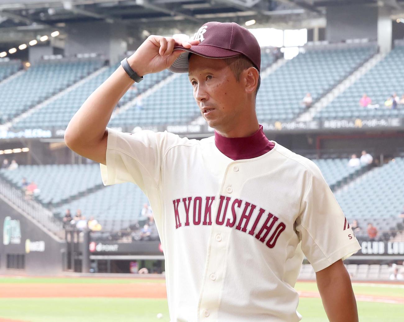 白樺学園対旭川志峯　引き揚げる旭川志峯の山本監督（撮影・黒川智章）