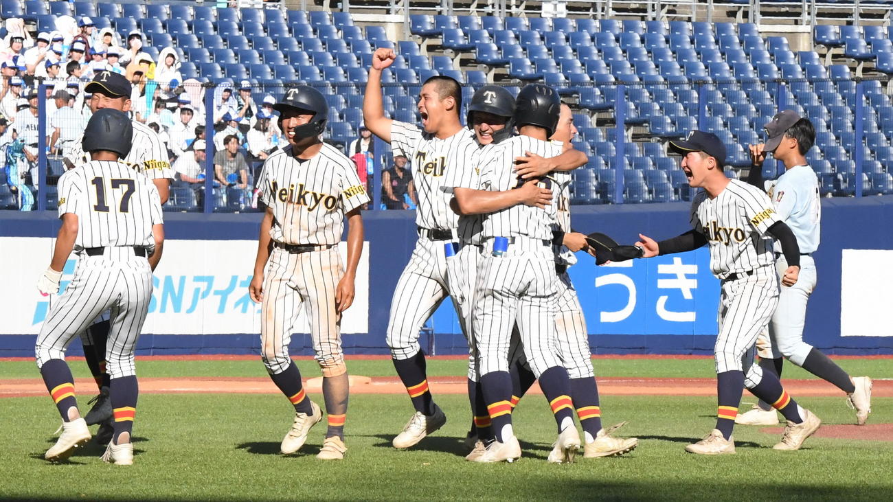 新潟明訓対帝京長岡　サヨナラ勝ちを喜ぶ帝京長岡の選手たち（撮影・小林忠）