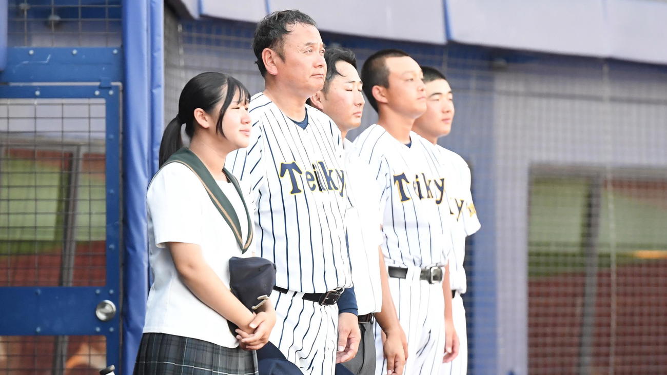新潟明訓対帝京長岡　サヨナラ勝ちに導いた帝京長岡・芝草監督（左から2人目）（撮影・小林忠）