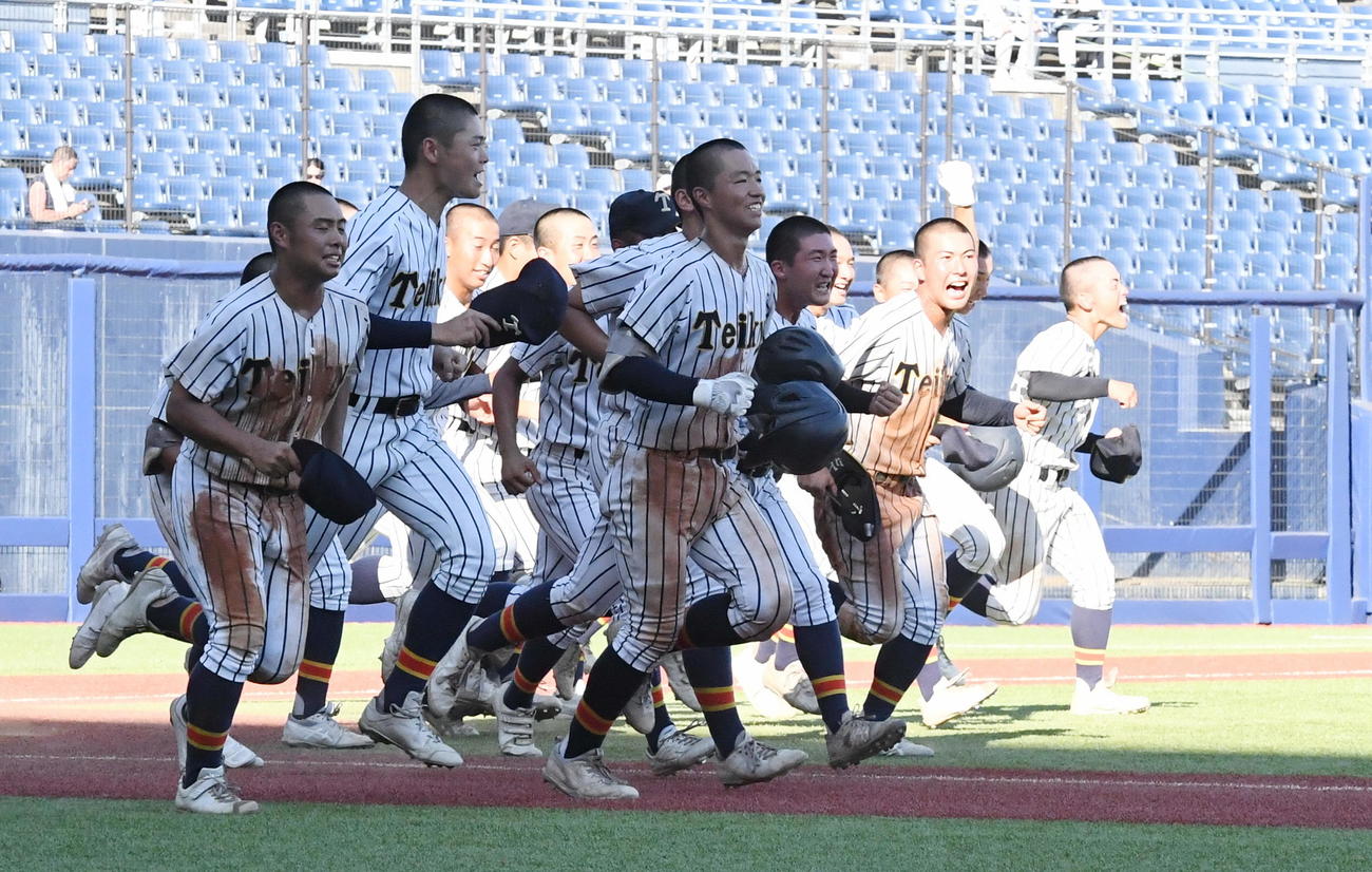 新潟明訓対帝京長岡　4点差をひっくり返して準決勝に進出した帝京長岡ナイン（撮影・小林忠）