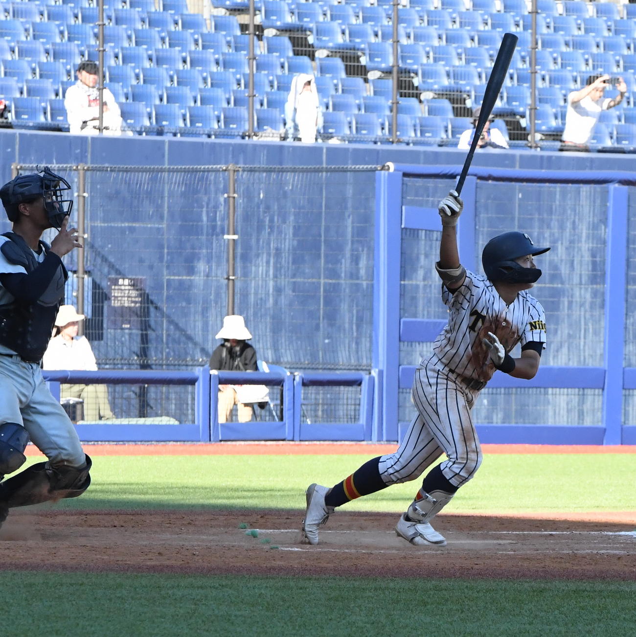 新潟明訓対帝京長岡　4－4の9回裏1死二、三塁で右前にサヨナラ打を放つ帝京長岡・新井（撮影・小林忠）