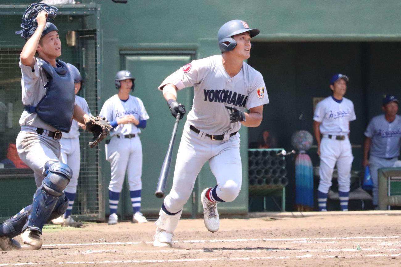 平塚学園対横浜　9回裏横浜2死二、三塁、サヨナラの右越え2点適時二塁打を放つ阿部葉（撮影・保坂淑子）